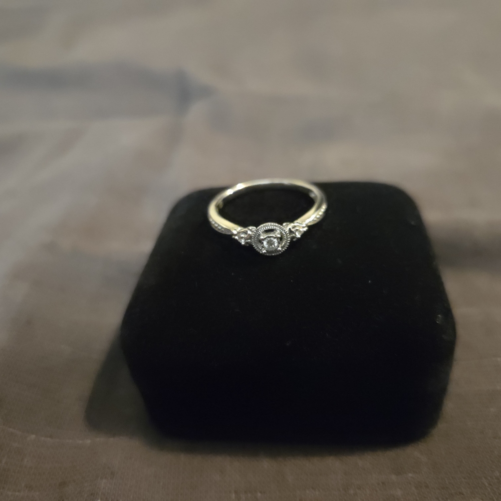Elegant Silver Ring with Clear Gemstone 925 Silver